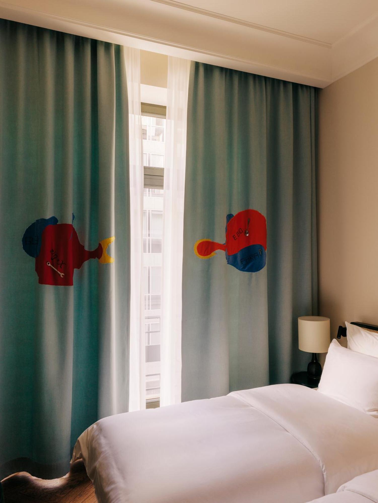 Boutique Hotel Chateau Royal Βερολίνο Εξωτερικό φωτογραφία Curtains in the hotel room